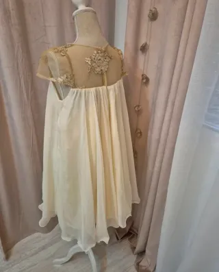 Vestido de fiesta beige y blanco