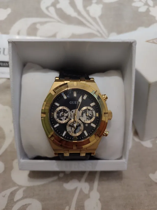 Reloj Guess Dorado y Negro