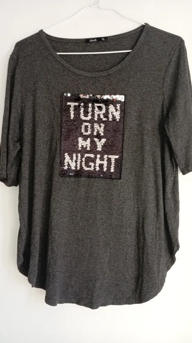 Camiseta gris con lentejuelas y estampado