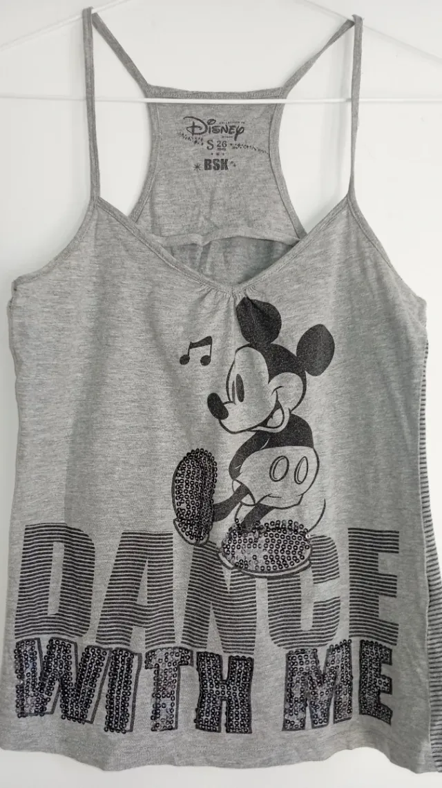 Camiseta gris con lentejuelas y estampado