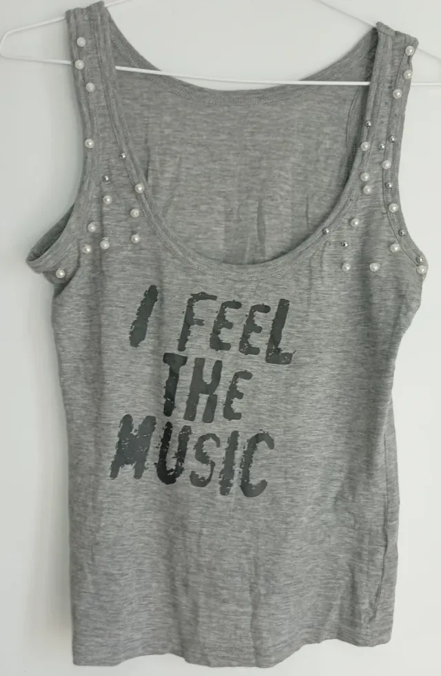 Camiseta gris con lentejuelas y estampado