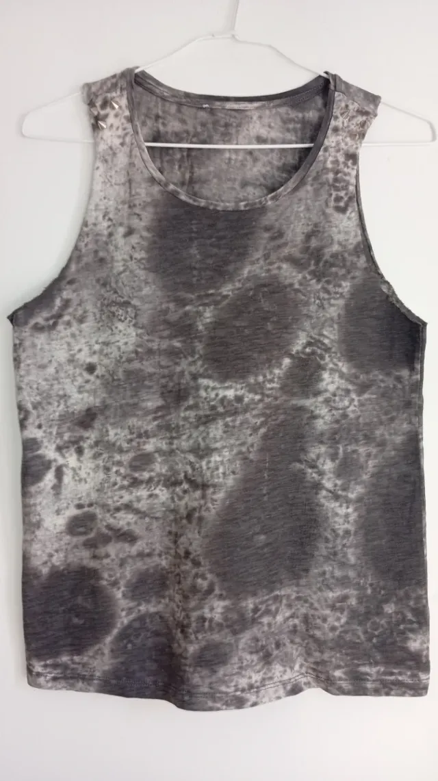 Camiseta gris con lentejuelas y estampado