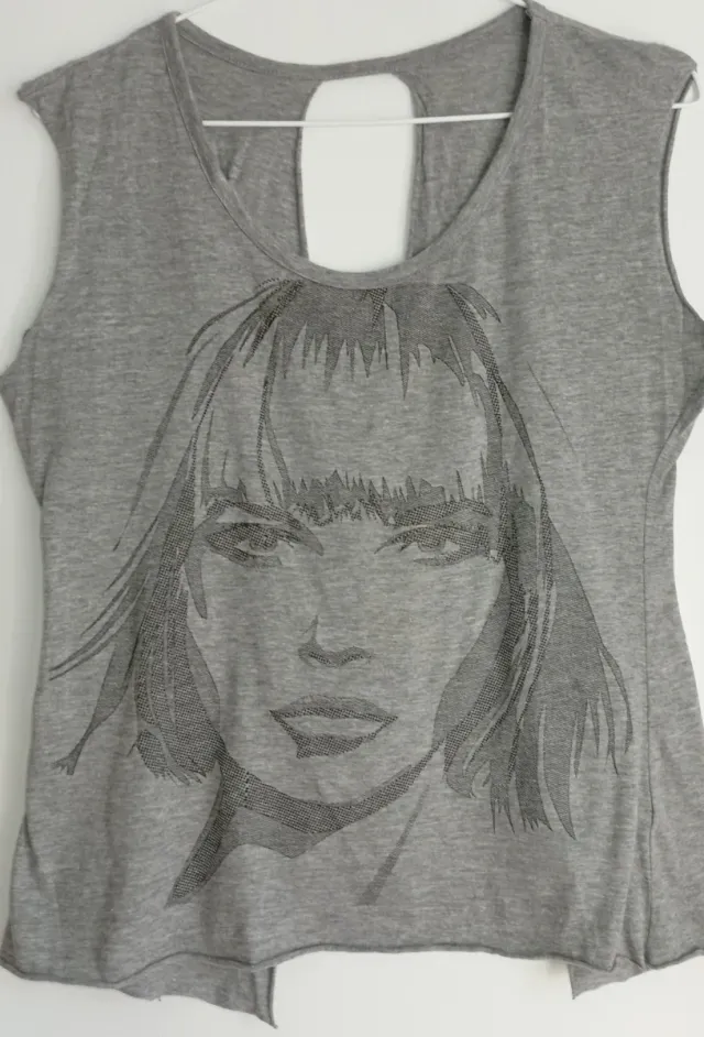 Camiseta gris con lentejuelas y estampado