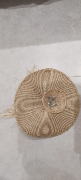 Tocado beige para eventos