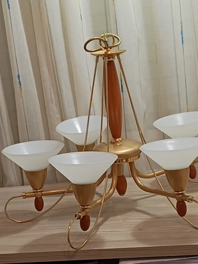 Lámpara techo 5 brazos tulipas dorado madera