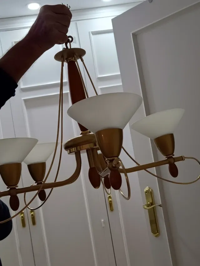 Lámpara techo 5 brazos tulipas dorado madera