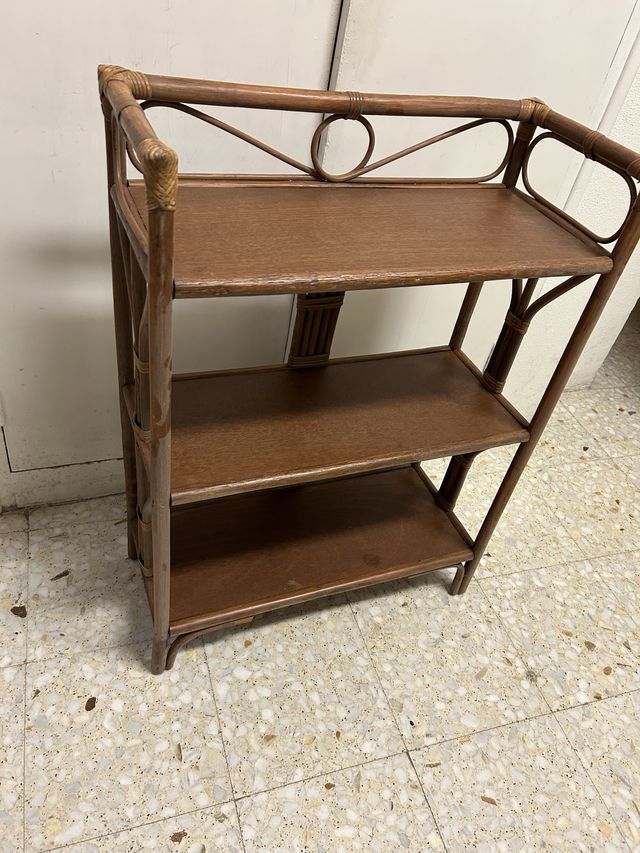Scaffale in legno e rattan