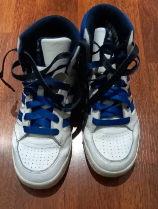 Zapatillas Adidas niño Talla 35.5 modelo original.