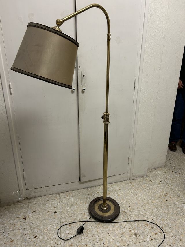 Lampada da terra dorata e beige