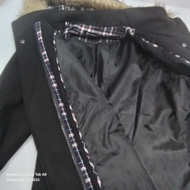 Chaqueta con capucha y pelo