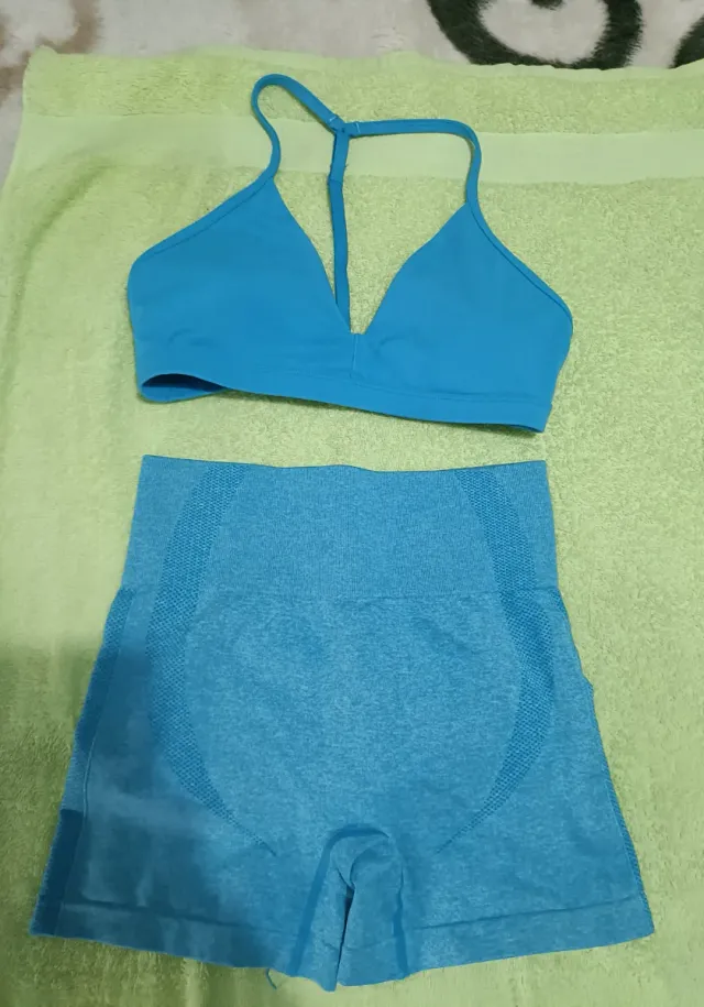 Conjunto deportivo azul