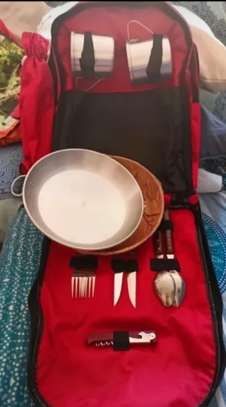 Mochila de excursión roja y plateada