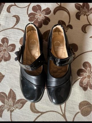 Scarpe nere eleganti con cinturino