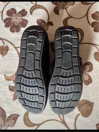 Scarpe nere eleganti con cinturino