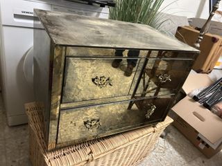 Comodino in vetro e vimini