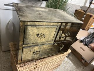 Comodino in vetro e vimini