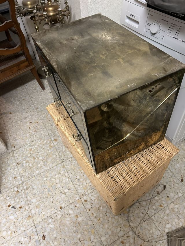 Comodino in vetro e vimini