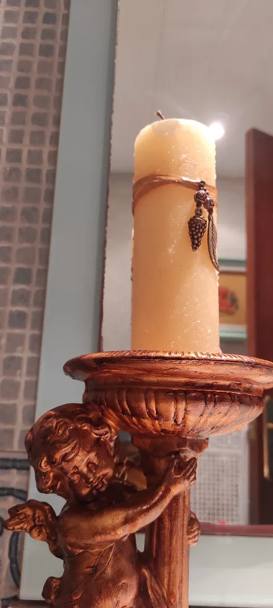 Candelabro gigante con vela gruesa
