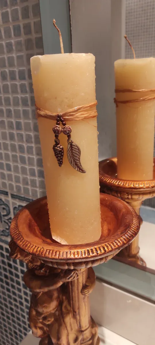 Candelabro gigante con vela gruesa