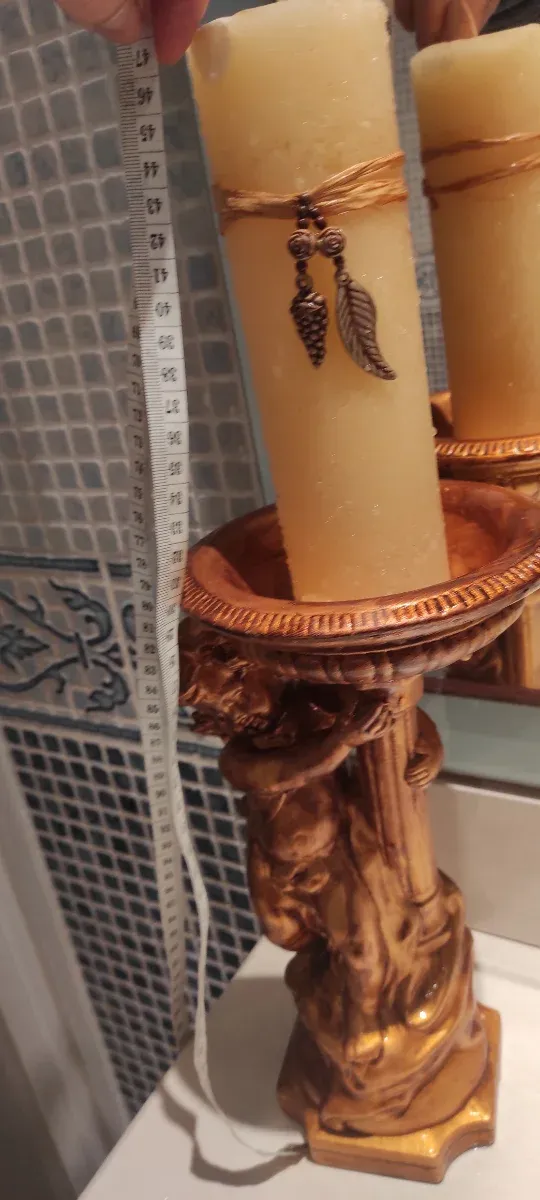 Candelabro gigante con vela gruesa