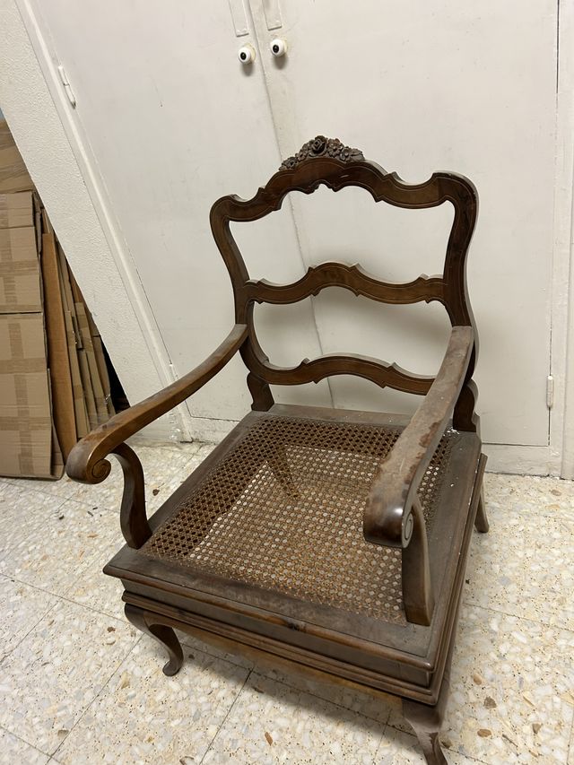 Butaca de madera con asiento de ratán