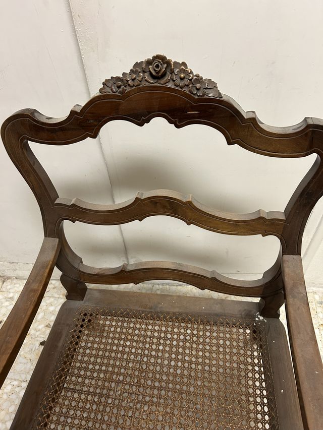 Butaca de madera con asiento de ratán