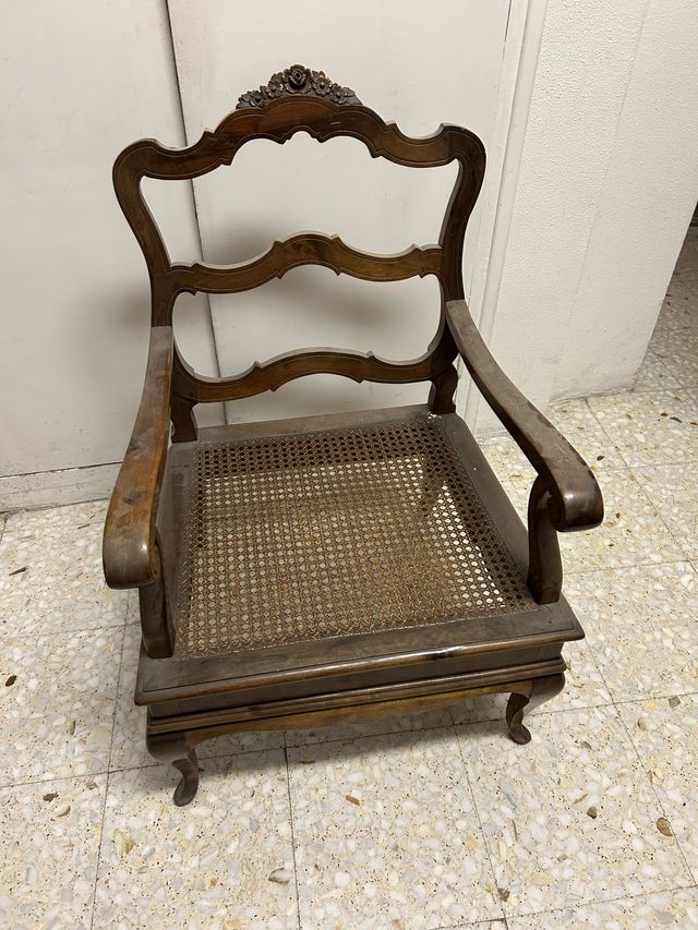 Butaca de madera con asiento de ratán