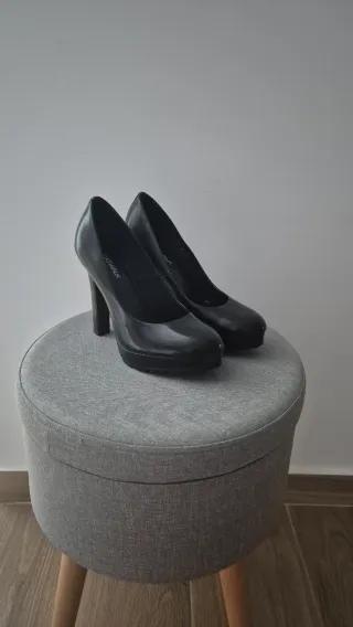 Sapatos de salto alto pretos