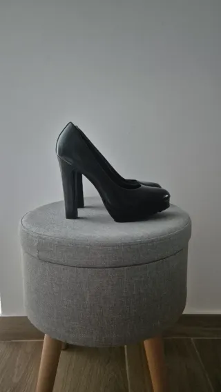 Sapatos de salto alto pretos