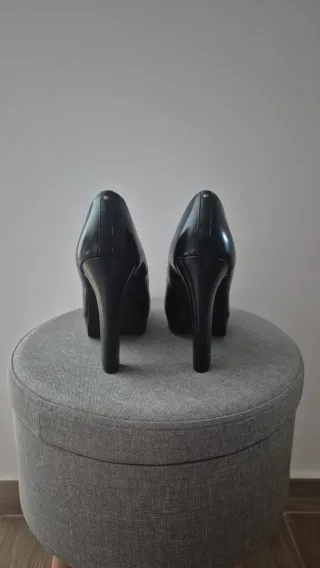 Sapatos de salto alto pretos