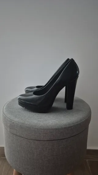 Sapatos de salto alto pretos