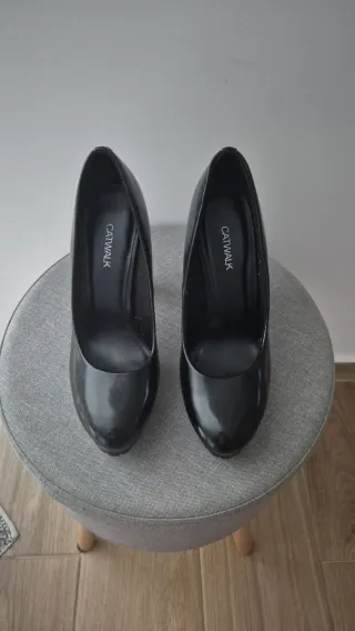 Sapatos de salto alto pretos