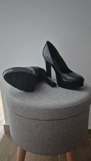 Sapatos de salto alto pretos