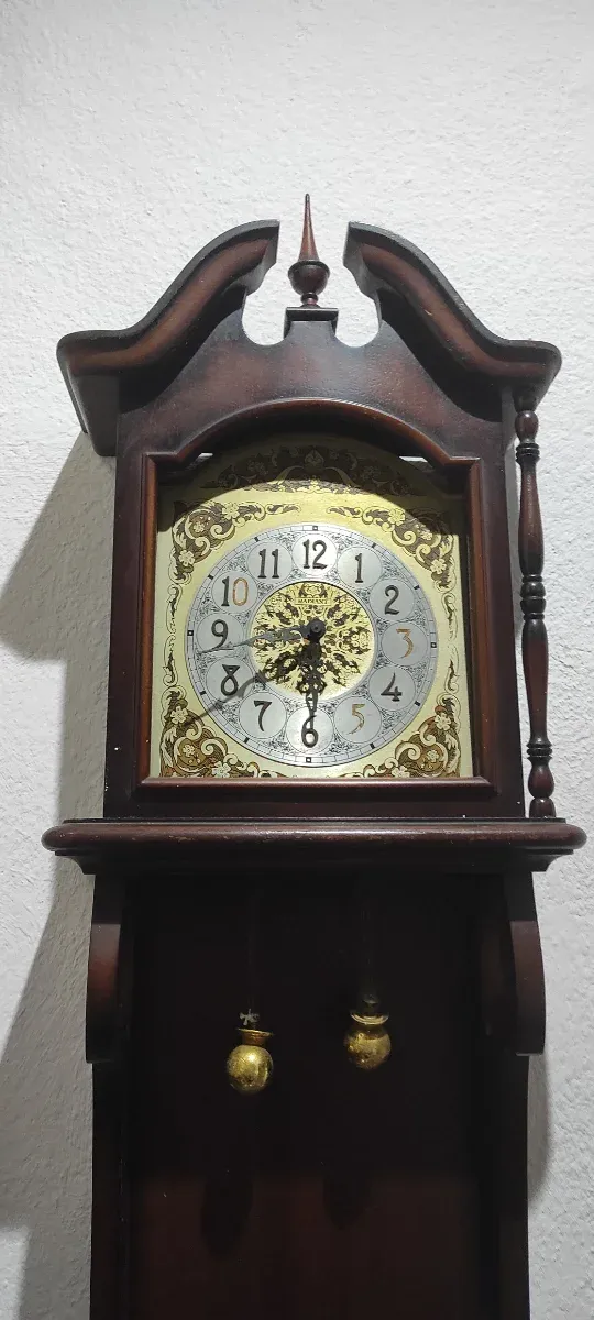 Reloj de pared madera y cristal