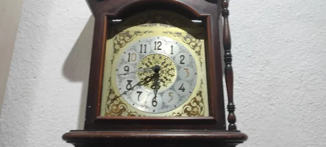 Reloj de pared madera y cristal