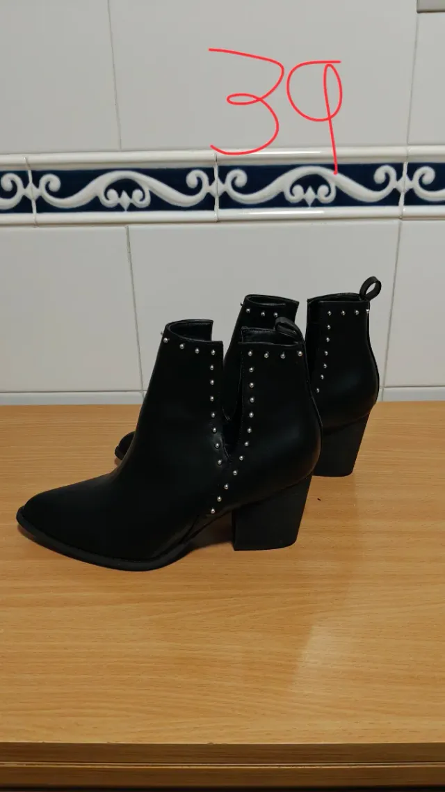 Botines negros con tachuelas talla 39
