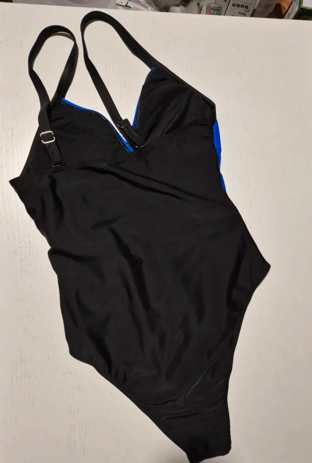 Costume e slip a pois