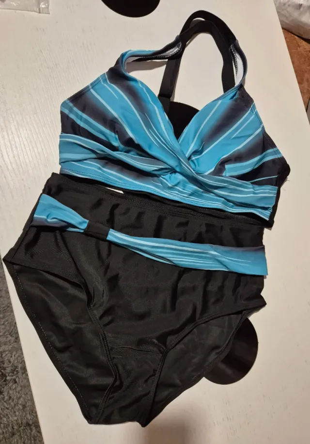 Costume e slip a pois