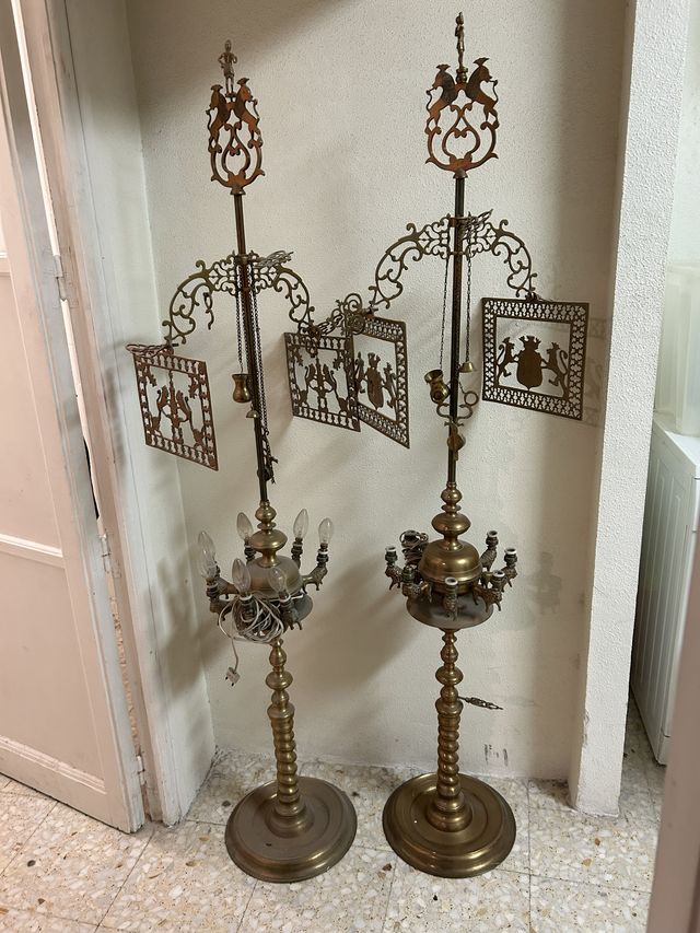 Lámparas de pie antiguas doradas