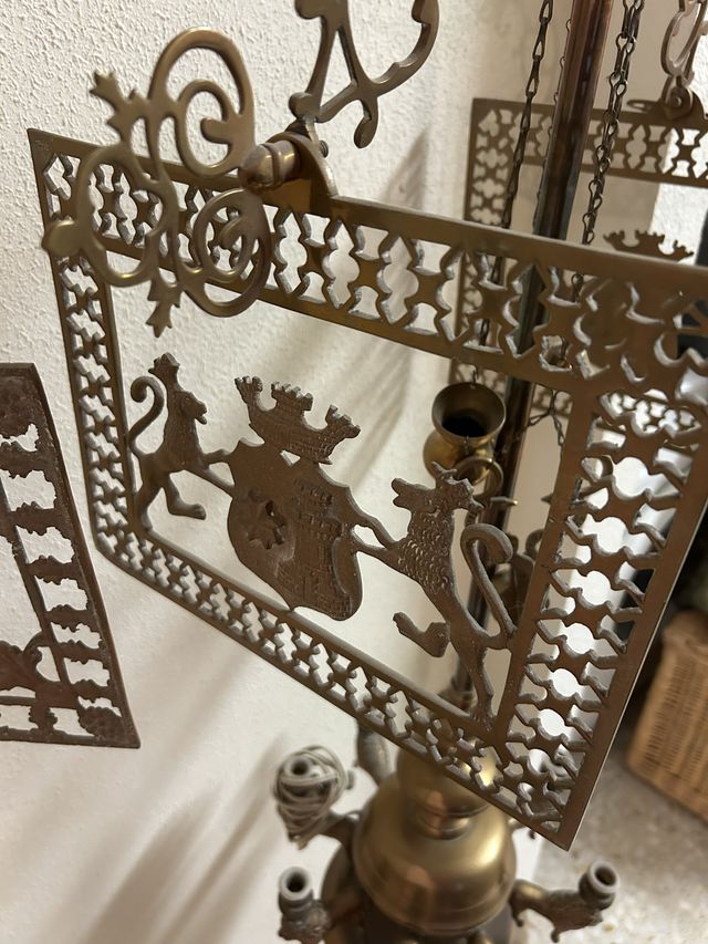 Lámparas de pie antiguas doradas