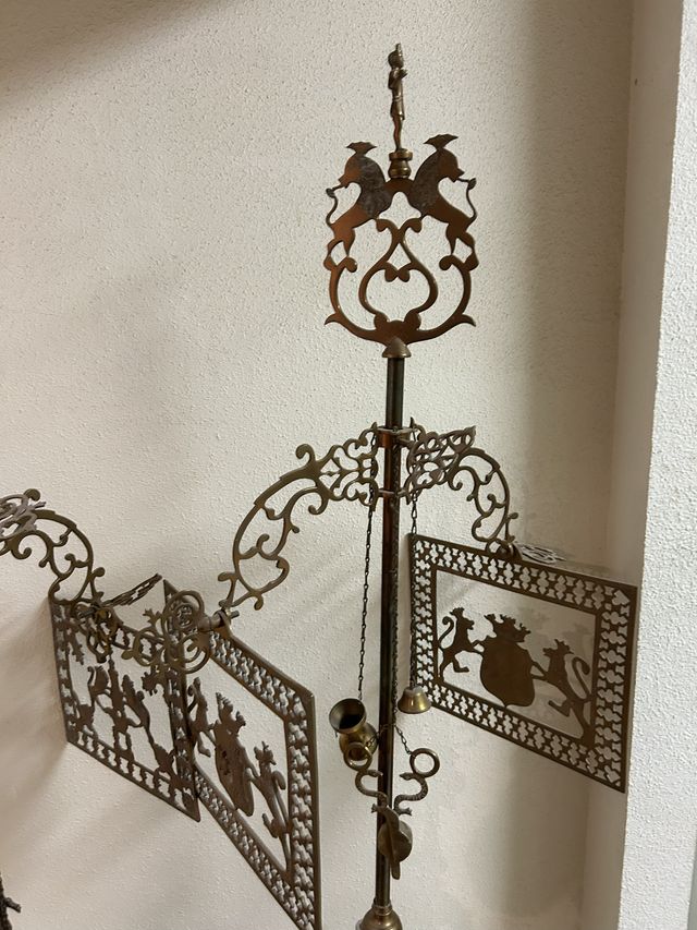 Lámparas de pie antiguas doradas