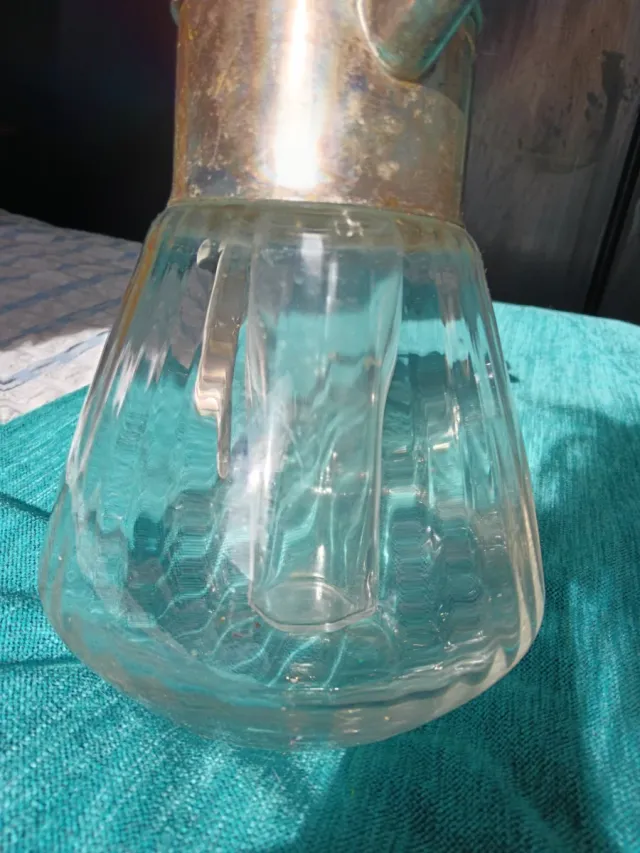 Jarra de cristal grande, algo más de 2 litros.