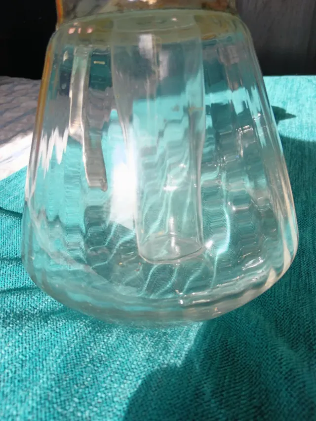 Jarra de cristal grande, algo más de 2 litros.