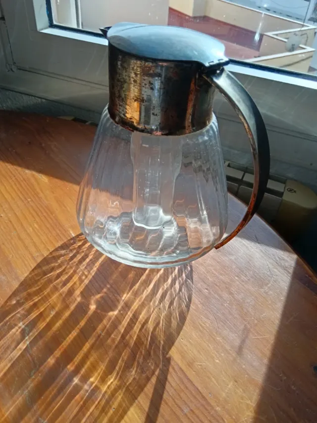 Jarra de cristal grande, algo más de 2 litros.