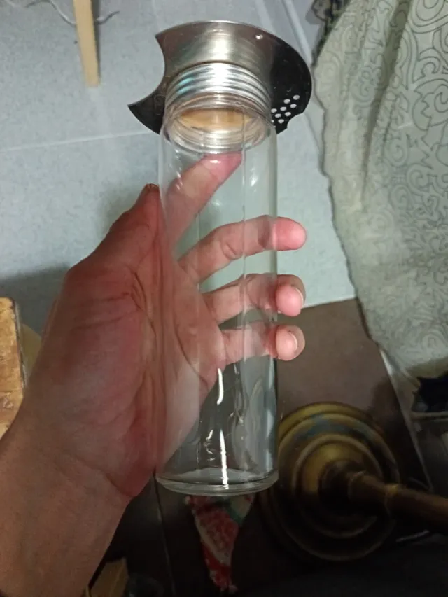 Jarra de cristal grande, algo más de 2 litros.