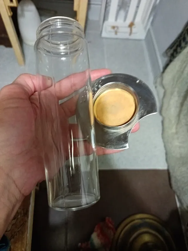 Jarra de cristal grande, algo más de 2 litros.