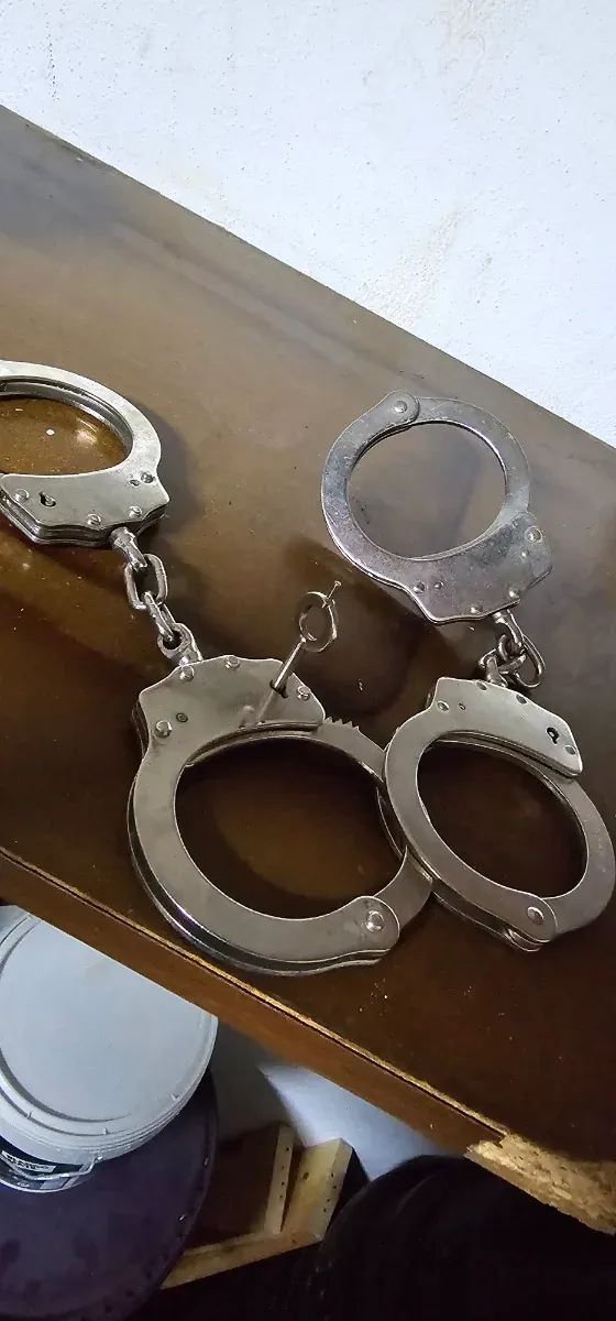 Manette di polizia in metallo