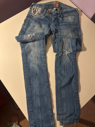 Pantalón vaquero pitillo tiro bajo