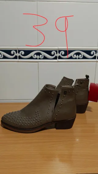 Botines tachuelas talla 39