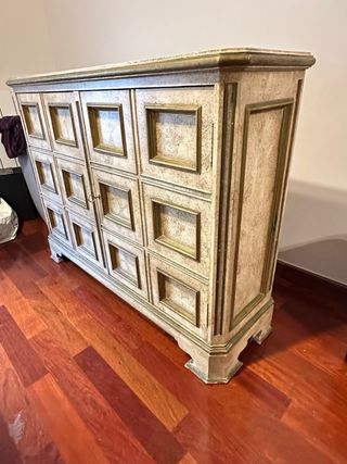 Aparador beige y dorado con 2 puertas